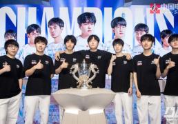 2025LPL总决赛：BLG捧(pěng)起银龍(lóng)杯，knight获得FMVP，收获职业生涯第(dì)六个LPL冠军