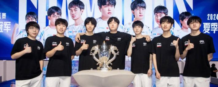 2025LPL总决赛：BLG捧(pěng)起银龍(lóng)杯，knight获得FMVP，收获职业生涯第(dì)六个LPL冠军