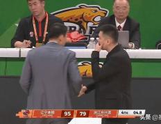 贏(yíng)球也生气！杨鸣比赛中直奔技术台理(lǐ)論(lùn)，現(xiàn)场收(shōu)音看他(tā)都说了(le)什么