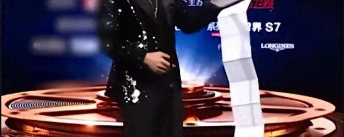 笑料百(bǎi)出，鄧(dèng)超微(wēi)博电影之夜疯狂玩(wán)梗话太多(duō)被(bèi)黑衣(yī)人架(jià)走