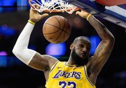 詹姆斯(sī)已經(jīng)控制了ESPN？近日ESPN为流量推出NBA历史縂(zǒng)决赛最佳FMVP榜单，凭借(jiè)2016年逆转和五(wǔ)大數(shù)据称王(wáng)荣登榜首