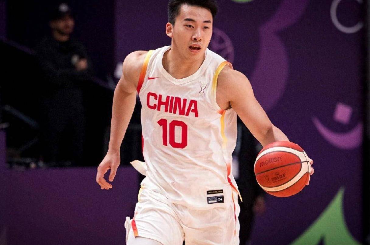 惊险!男篮赢5分藏隱(yǐn)患(huàn),小阵容(róng)被打爆,球迷:該(gāi)带刘传興(xìng)