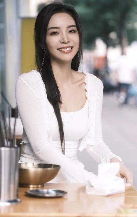 余霜：從(cóng)LPL到央视的跨界破壁者