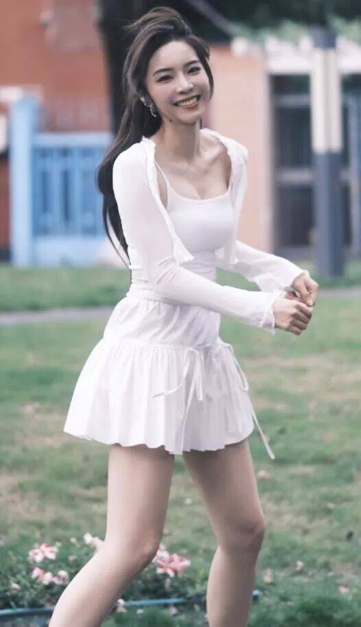 余霜：從(cóng)LPL到央视的跨界破壁者