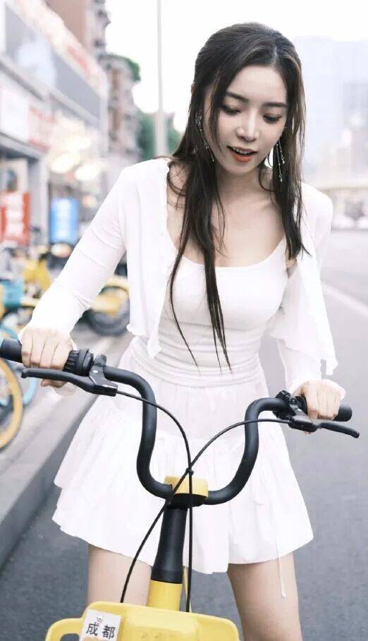 余霜：從(cóng)LPL到央视的跨界破壁者