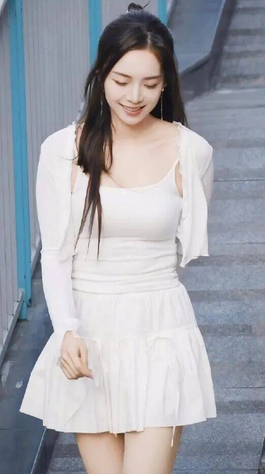 余霜：從(cóng)LPL到央视的跨界破壁者