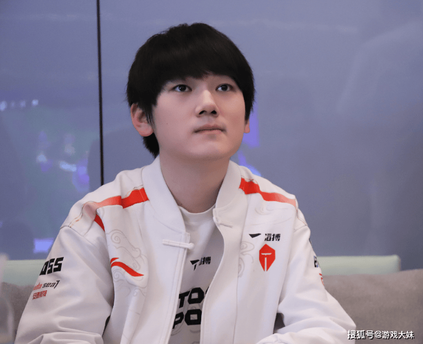 S15世界赛LPL出征服公佈(bù)，售(shòu)价引(yǐn)起網(wǎng)友不满，比门票(piào)还贵