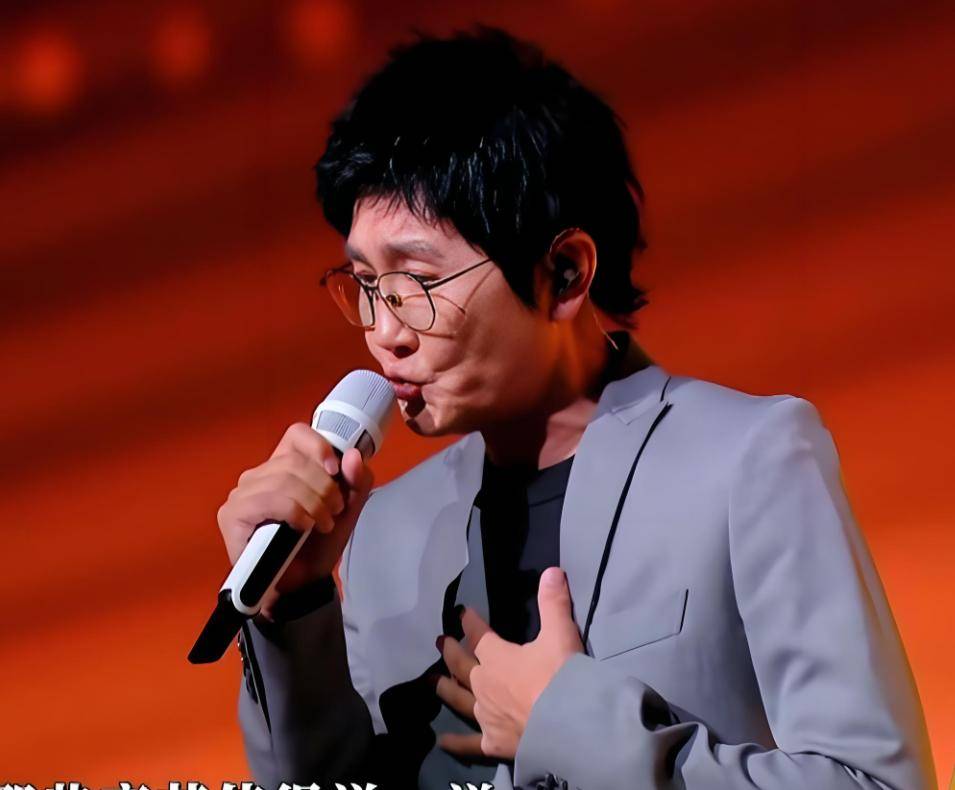 2025大湾區(qū)晚会：直到(dào)周深(shēn)出場(chǎng)，我才意(yì)识到(dào)，原来现場(chǎng)收音没问题