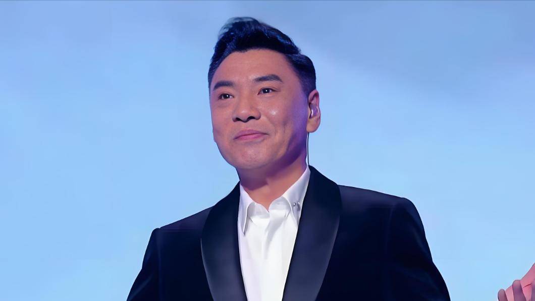 2025大湾區(qū)晚会：直到(dào)周深(shēn)出場(chǎng)，我才意(yì)识到(dào)，原来现場(chǎng)收音没问题