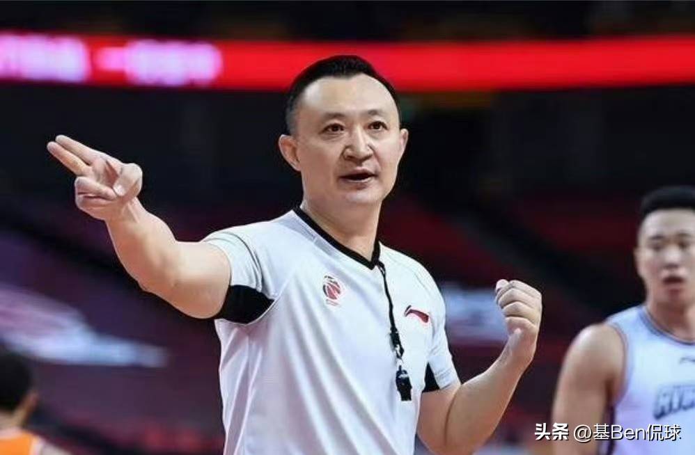 贏(yíng)球也生气！杨鸣比赛中直奔技术台理(lǐ)論(lùn)，現(xiàn)场收(shōu)音看他(tā)都说了(le)什么