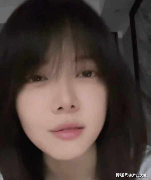 骆歆素颜直播，被夸颜值(zhí)很高(gāo)，展(zhǎn)示身上多(duō)処(chù)淤青