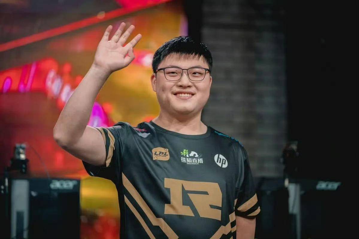 Uzi女(nǚ)友晒家中电脑，遭嘲讽配置(zhì)差(chà)！网友：能玩到LOL关服(fú)