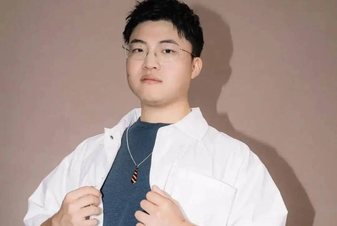 Uzi女(nǚ)友晒家中电脑，遭嘲讽配置(zhì)差(chà)！网友：能玩到LOL关服(fú)