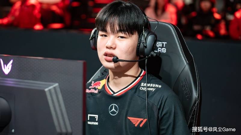 LOL历史最惨冠军AD诞生！临近世(shì)界赛被粉丝逼(bī)宫：不换人不買(mǎi)周边