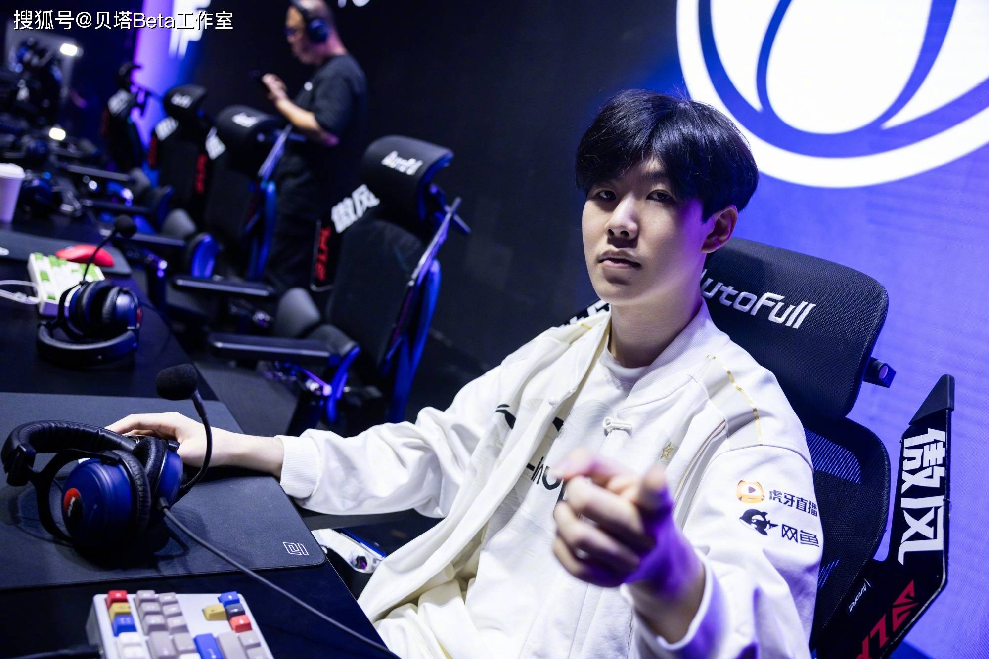 海外网友(yǒu)热议T1淘汰IG：Theshy像T1间諜(dié)！赛制(zhì)太差，IG該(gāi)進(jìn)瑞士(shì)轮