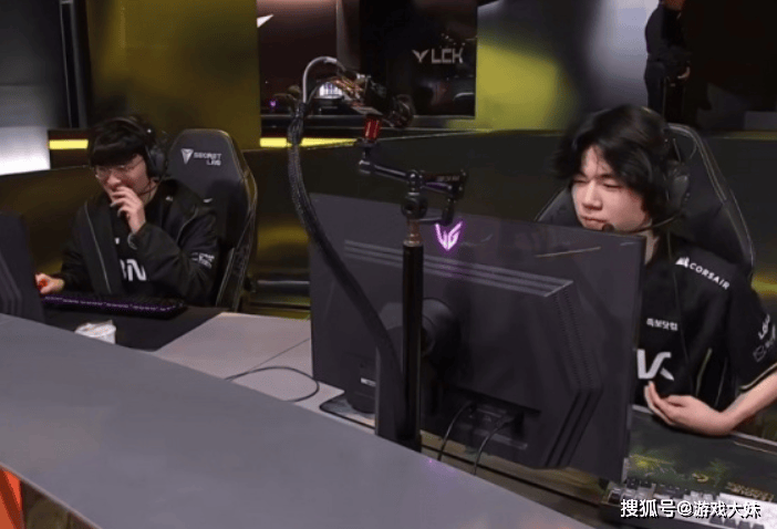 又一位(wèi)LOL选手被(bèi)处罚，比賽(sài)中(zhōng)暂停蹲坑，賽(sài)後(hòu)被(bèi)罚300万