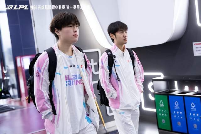 LPL首(shǒu)支先锋赛隊(duì)伍出炉！BLG锁定总决赛门票，国一(yī)上發(fā)文成焦點(diǎn)